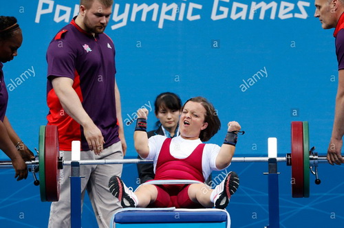 Justyna Kozdryk tại đấu trường Paralympic London 2012.