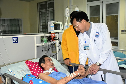 Sự ân cần chăm sóc của thầy thuốc là món quà yêu thương dành cho người bệnh.