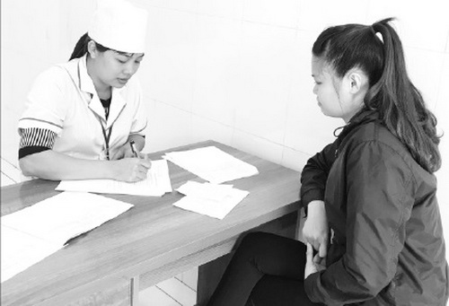 Tư vấn cho sản phụ tại Trạm Y tế xã Việt Đoàn, huyện Tiên Du (Bắc Ninh).