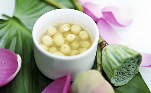 Cây sen “đượm khí thơm trong lành của trời đất nên củ, lá, hoa, tua, vỏ, quả, ruột đều là vị thuốc”. Cây sen “đượm khí thơm trong lành của trời đất nên củ, lá, hoa, tua, vỏ, quả, ruột đều là vị thuốc”.