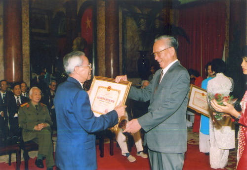 Chủ tịch nước Lê Đức Anh trao tặng Giải thưởng Hồ Chí Minh cho GS.TSKH. Đỗ Tất Lợi tại Phủ Chủ tịch ngày 30/10/1996.