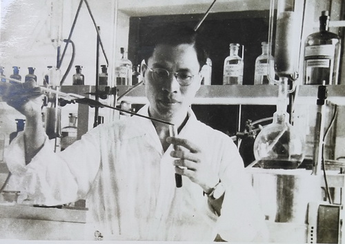 Dược sĩ Đỗ Tất Lợi tại Phòng thí nghiệm Bộ môn Dược liệu (1962).