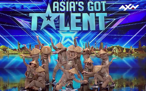 Tiết mục Điệu vũ điệu nông dân của nhóm nhảy đến từ Việt Nam tại Asia’s Got Talent 2019 đang tạo nên “cơn sốt” với khán giả quốc tế. Tiết mục Điệu vũ điệu nông dân của nhóm nhảy đến từ Việt Nam tại Asia’s Got Talent 2019 đang tạo nên “cơn sốt” với khán giả quốc tế.