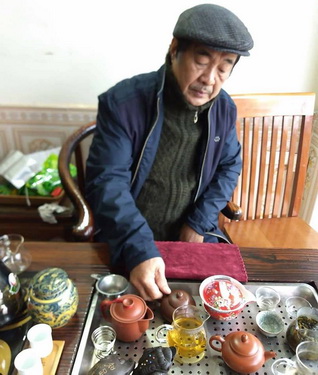 Nghệ nhân Vũ Quý Nhân  trò chuyện về cách pha trà của người Việt.