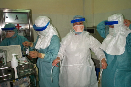 Các bác sĩ tham gia chống dịch SARS tại Bệnh viện Việt Pháp cách đây hơn 15 năm.