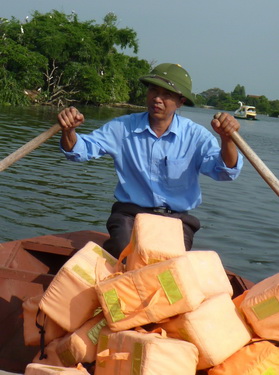 Ông Lê Văn Huy, cán bộ vườn cò Chi Lăng Nam (Thanh Miện, Hải Dương) khảo sát phương án bảo vệ cò.