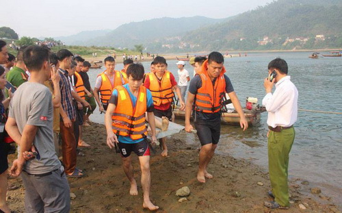 Cần trang bị cho trẻ những kỹ năng cần thiết về bơi lội và xử lý tình huống dưới nưới.