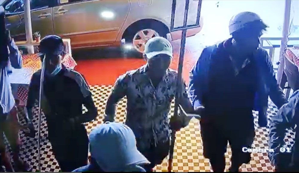 Nhóm côn đồ xách cả đinh ba, mã tấu tấn công quán cafe (ảnh cắt từ clip). Nhóm côn đồ xách cả đinh ba, mã tấu tấn công quán cafe (ảnh cắt từ clip).