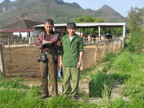 Nhà thơ Lê Đình Cánh đang lấy tư liệu cho bài ký Mộc Châu 2012 về một người nuôi bò sữa giỏi nhất Mộc Châu.