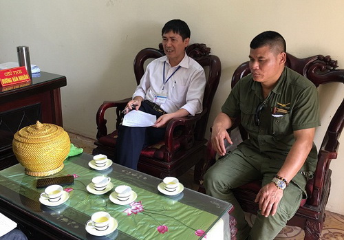 Phóng viên báo SK&ĐS làm việc với Chủ tịch xã Minh Trí và Trưởng thôn Minh Tâm.