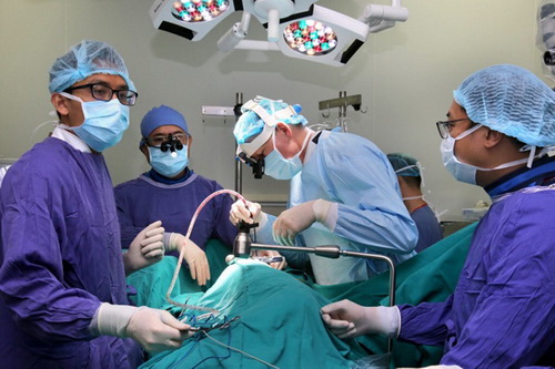 Các bác sĩ Bệnh viện Việt Đức phẫu thuật cho bệnh nhân người Mỹ.