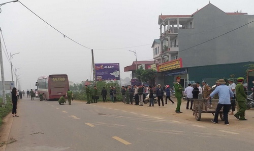 Lực lượng chức năng khám nghiệm hiện trường vụ tai nạn giao thông đặc biệt nghiêm trọng tại Vĩnh Phúc làm 7 người tử vong. Lực lượng chức năng khám nghiệm hiện trường vụ tai nạn giao thông đặc biệt nghiêm trọng tại Vĩnh Phúc làm 7 người tử vong.