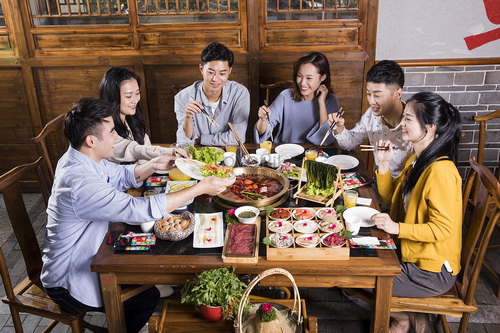Nên sử dụng đũa hai đầu khi ăn chung để đảm bảo vệ sinh (ảnh minh họa).