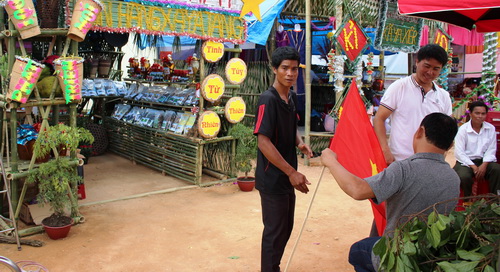 Các sản vật đặc trưng của các dân tộc ở xã Ya Tăng được đưa về thị trấn Sa Thầy giới thiệu, bán.