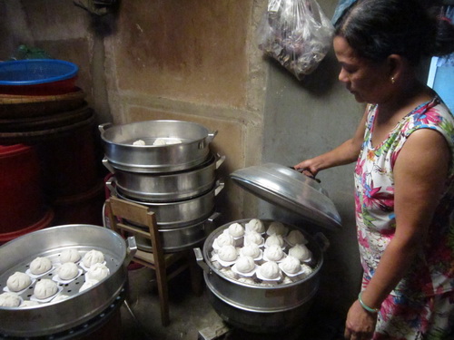 Bà Chế Thị Hòa đang hấp bánh bao.