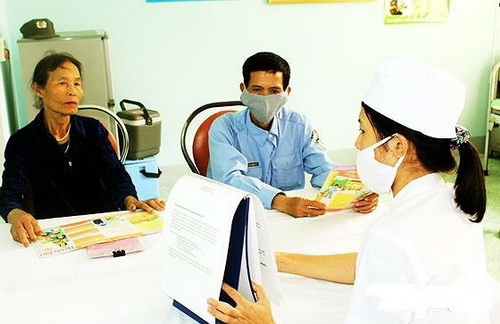 Tuyên truyền cho người dân về cách phòng ngừa bệnh lao tại trạm y tế xã.