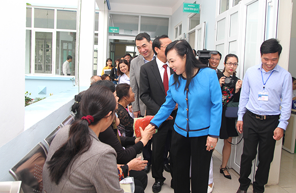 Bộ trưởng Nguyễn Thị Kim Tiến thăm hỏi người dân chờ khám bệnh tại Trạm Y tế xã Tân Hội.
