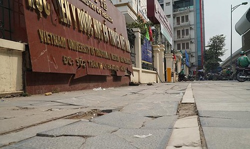 Trước cổng Học viện Y dược cổ truyền Việt Nam, hàng dài vỉa hè nhan nhản vết nứt, vỡ gạch, bề mặt vỉa hè lồi lõm, lởm chởm. Trước cổng Học viện Y dược cổ truyền Việt Nam, hàng dài vỉa hè nhan nhản vết nứt, vỡ gạch, bề mặt vỉa hè lồi lõm, lởm chởm.