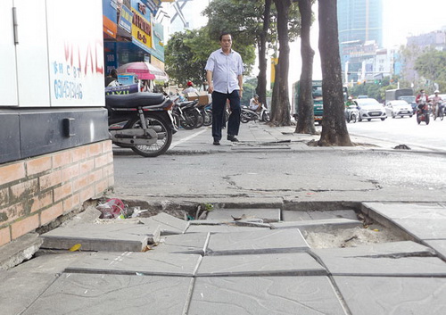 Vỉa hè được lát đá tự nhiên trên đường Trần Duy Hưng, Hà Nội đã vỡ nát. Vỉa hè được lát đá tự nhiên trên đường Trần Duy Hưng, Hà Nội đã vỡ nát.