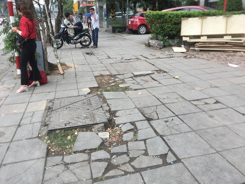 Tuyến đường Nguyễn Chí Thanh (quận Đống Đa), đá vỉa hè cũng trong tình trạng xuống cấp nghiêm trọng. Tuyến đường Nguyễn Chí Thanh (quận Đống Đa), đá vỉa hè cũng trong tình trạng xuống cấp nghiêm trọng.