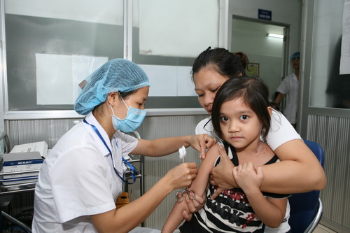 Tiêm vắc-xin cho trẻ là biện pháp phòng bệnh tốt nhất. Ảnh TM.