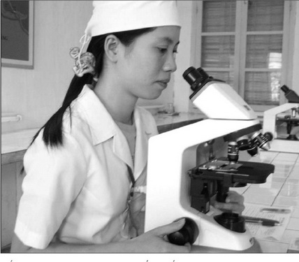 Xét nghiệm phát hiện ký sinh trùng sốt rét gây bệnh (ảnh NVH). Xét nghiệm phát hiện ký sinh trùng sốt rét gây bệnh (ảnh NVH).