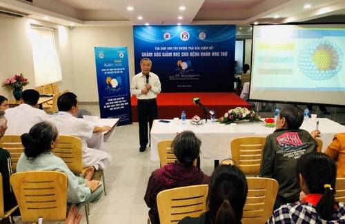 Chuyên gia chia sẻ về các hoạt động chăm sóc giảm nhẹ cho bệnh nhân ung thư tại buổi tọa đàm.