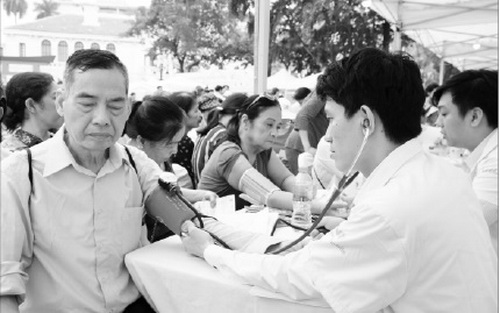 Tầm soát huyết áp cho người dân tại Ngày Y tế Việt Nam. Ảnh: TM Tầm soát huyết áp cho người dân tại Ngày Y tế Việt Nam. Ảnh: TM