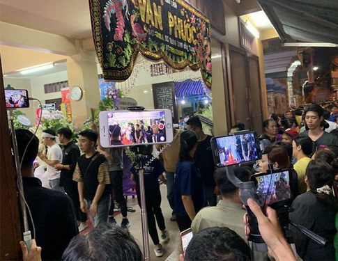 Hình ảnh chen lấn, xô đẩy, chụp ảnh, phát video trực tiếp lên mạng xã hội của nhiều người tại tang lễ nghệ sĩ Anh Vũ vừa qua khiến dư luận bức xúc. Hình ảnh chen lấn, xô đẩy, chụp ảnh, phát video trực tiếp lên mạng xã hội của nhiều người tại tang lễ nghệ sĩ Anh Vũ vừa qua khiến dư luận bức xúc.