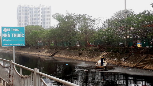 Do xử lý xả thải kém nên sông Tô Lịch ô nhiễm nặng.