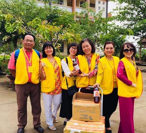 BS. Nguyễn Vững cùng các đồng nghiệp trong CLB bác sĩ tình nguyện Sài Gòn.
