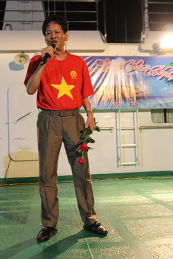 Phút thăng hoa của nhà thơ Trần Sĩ Tuấn trên boong tàu Trường Sa 571.