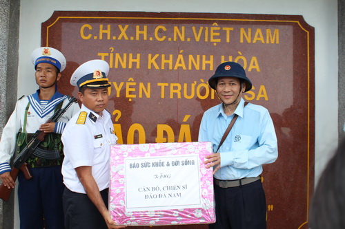 TTND.BS. Trần Sĩ Tuấn trao tặng quà cho Chỉ huy đảo Đá Nam.