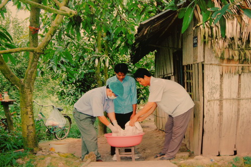 Tẩm màn bằng hoá chất để phòng chống sốt rét.    Ảnh: TM