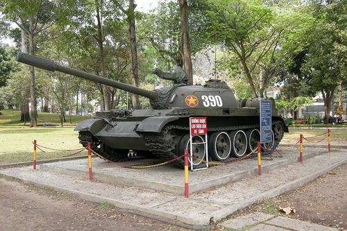 Xe tăng T54 mang số hiệu 843 của Quân giải phóng miền Nam đã húc nghiêng cổng phụ của Dinh Độc Lập.                 Ảnh: Ryan-McMurray
