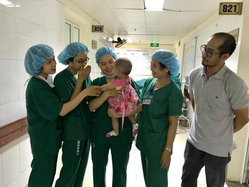 Niềm vui của các cô điều dưỡng khi gặp lại cháu bé. Niềm vui của các cô điều dưỡng khi gặp lại cháu bé.