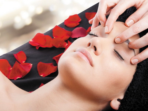 Massage giúp mắt thư giãn và giảm quầng thâm.