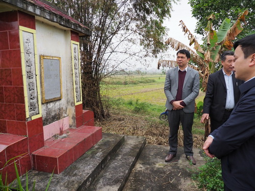 TS. Lê Xuân Kiêu (người đứng bên trái) - Giám đốc Văn Miếu Quốc Tử Giám Hà Nội tới thăm mộ Nhà bang giao thời Lê - TS. Thượng thư Trần Thọ. TS. Lê Xuân Kiêu (người đứng bên trái) - Giám đốc Văn Miếu Quốc Tử Giám Hà Nội tới thăm mộ Nhà bang giao thời Lê - TS. Thượng thư Trần Thọ.