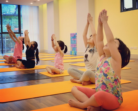 Yoga mang lại sự thay đổi tuyệt vời từ thể chất đến tâm trí cho trẻ em.