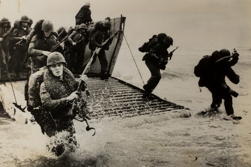 Bức ảnh thủy quân lục chiến Mỹ đổ bộ bãi biển Đà Nẵng ngày 8/3/1965.