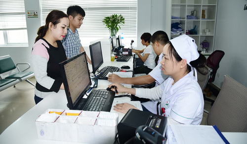 Các y, bác sĩ tra cứu bệnh án qua sổ y bạ điện tử cho người bệnh.