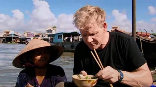 Đầu bếp Gordon Ramsay xuôi dòng sông Mekong để khám phá cách làm các món ăn dân dã Việt Nam.