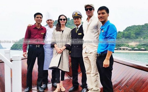 Angelina Jolie và Brad Pitt du thuyền tại Vịnh Hạ Long.