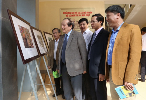 Nhà thơ Hữu Thỉnh (thứ 2 từ trái sang) cùng các đại biểu thăm trưng bày ảnh nghệ thuật của các nghệ sĩ nhiếp ảnh Phú Thọ.