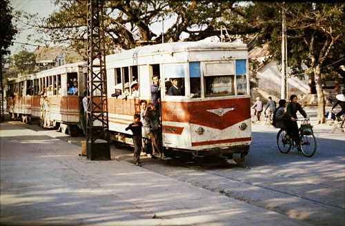Xe điện chạy qua Bờ Hồ. (Ảnh tư liệu 1979) Xe điện chạy qua Bờ Hồ. (Ảnh tư liệu 1979)