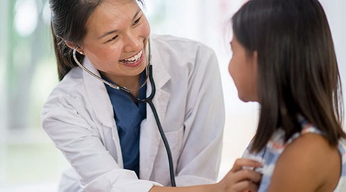 Kỹ năng lắng nghe và chia sẻ của bác sĩ cũng là một liều thuốc chữa bệnh.