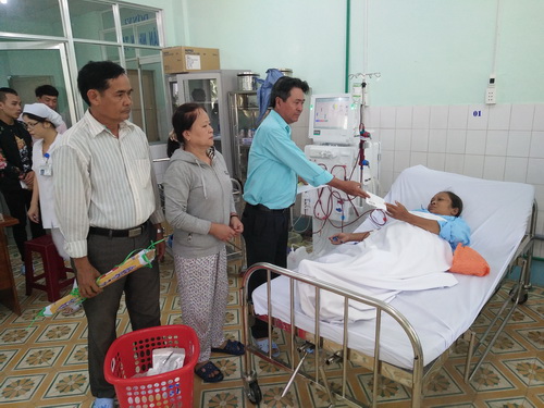 Các y bác sĩ tạo nhịp cầu nhân ái giúp bệnh nhân mắc bệnh suy thận mạn.