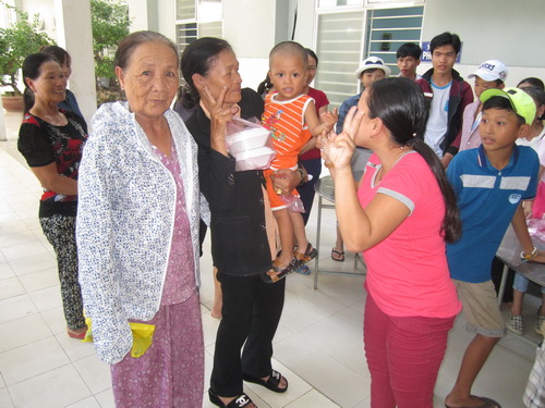 Bệnh nhân vui mừng nhận bát cháo ấm nóng tình thương.