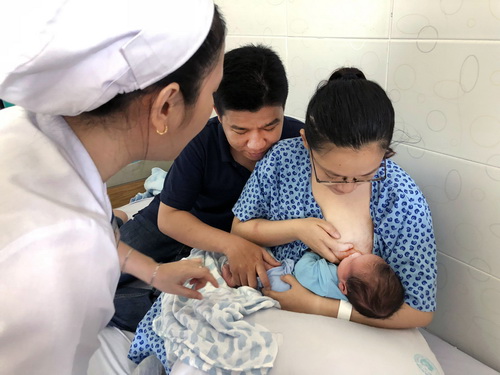Hướng dẫn bà mẹ sau sinh cho con bú đúng cách.