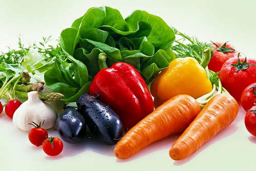 Để ngăn chặn sớm lão hoá mắt, nên bổ sung các thực phẩm có lợi cho mắt như rau xanh, trái cây...